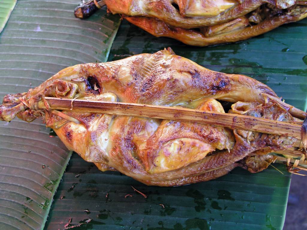 Ban Napông, Hähnchen auf laotisch am Straßenrand