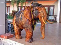 Savannakhet, Mahagonielefant im Daosavanh Resort & Spa Hotel