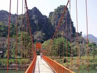 Ban Khouaphan, Orange Brücke zur Tham Chang Höhle