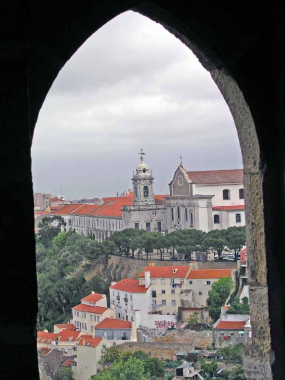 Blick vom Castelo de Sao Jorge auf die Kirche Nostra Senora da Graca