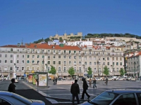 Blick vom Rossio auf das Castelo de Sao Jorge