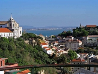 Blick vom Miradouro Nossa Senora do Monte in Richtung Miradouro da Graca und Tejo