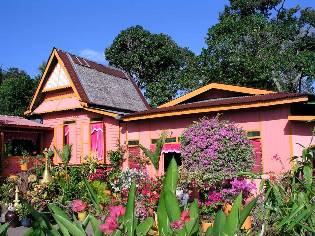 Typisches Wohnhaus in einem Dorf nahe Malakka / Melaka