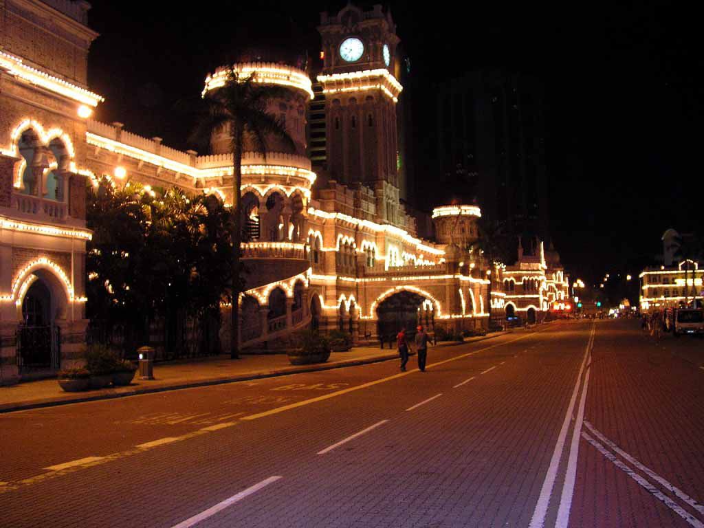 Bangunan Sultan Abdul Samad mit dem Uhrturm bei Nacht