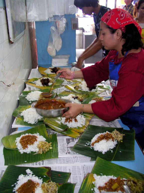 Speisenzubereitung in einem indischen Restaurant in Kota Bharu