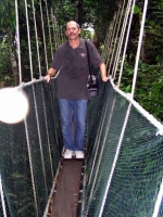 Ich selbst auf dem Canopy Walk nahe den heißen Quellen von Poring