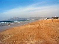 Strand mit Blick auf die Festung Santa Cruz de Aguer