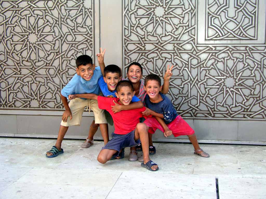 Kinder vor der Hassan II. Moschee in Casablanca