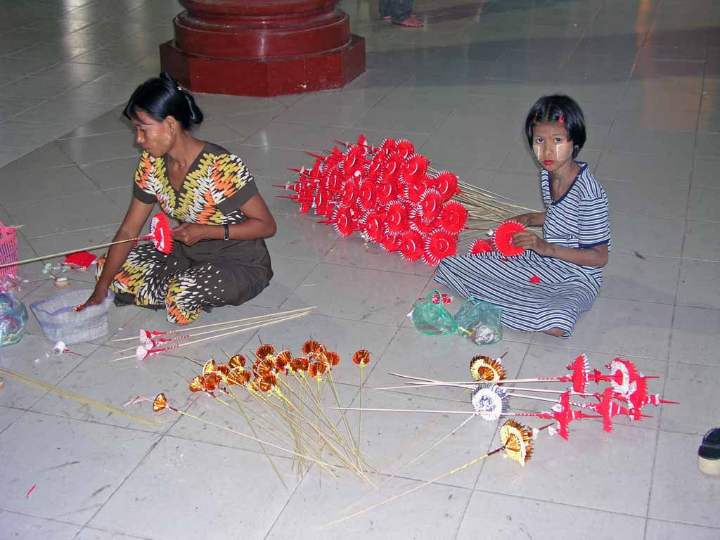 Yangon, Opfergabenherstellung vor der Shwedagon Pagode