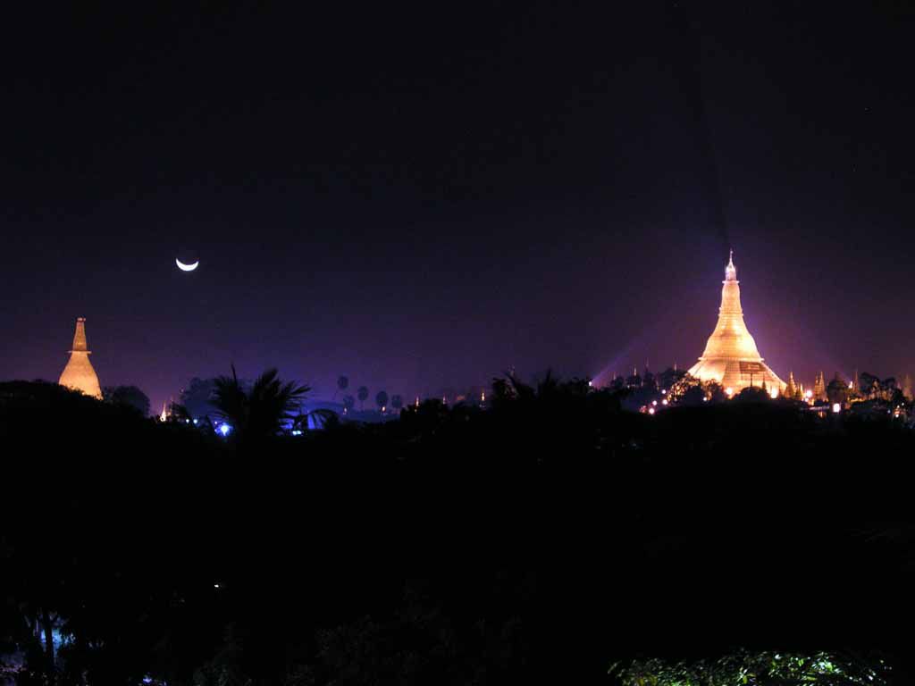 Yangon, Mond über der Shwedagon Pagode