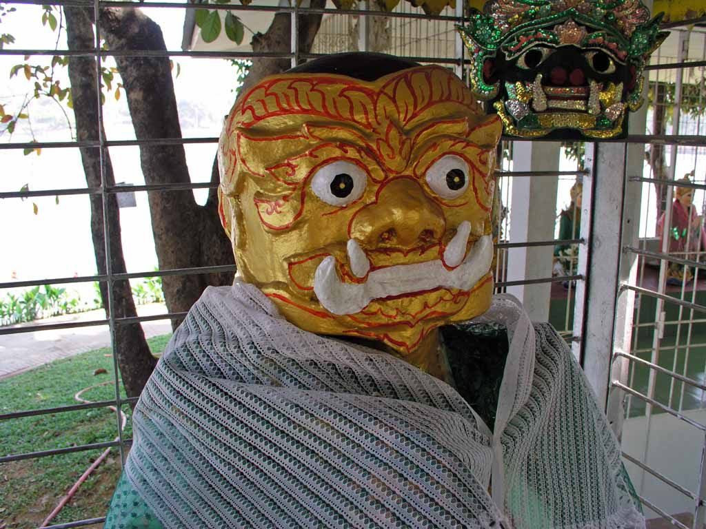 Yangon, Dämon in einem Tempel im Kandawgyi See