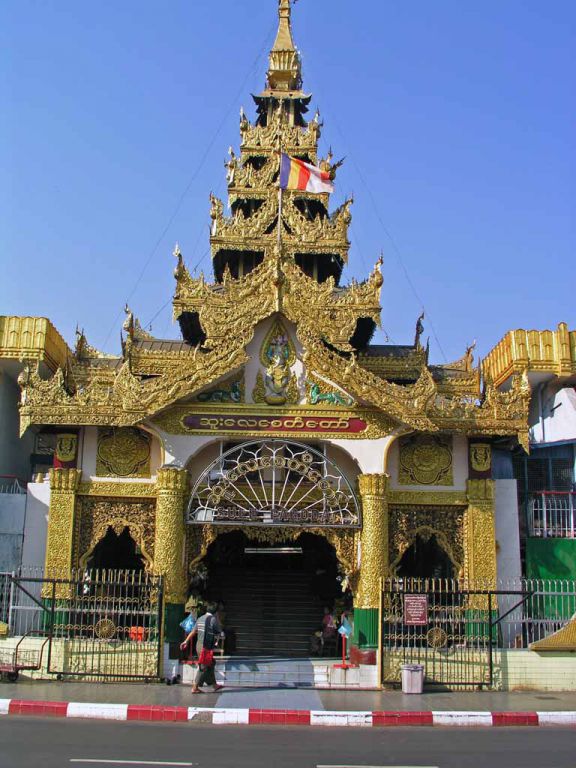Yangon, ein Eingang der Sule Pagode