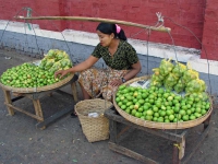 Yangon, Marktfrau am Hafen