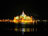 Yangon, Karaweik Restaurant im Kandawgyi See bei Nacht