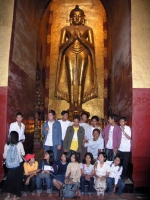 Bagan, Schulklasse vor einer Buddhastatue im Ananda Tempel