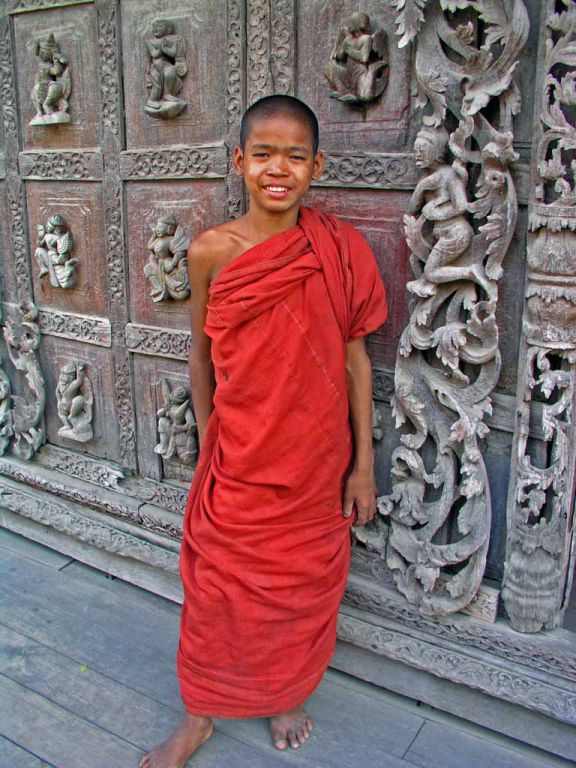 Mandalay, verkleidetes Kind vor der Golden Palace Monastary, der Shwe-nan-daw-Kyaung
