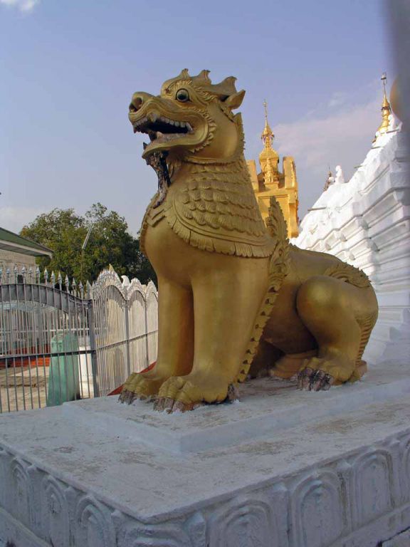 Mandalay, Löwenfigur in der Kutho-daw-Pagode