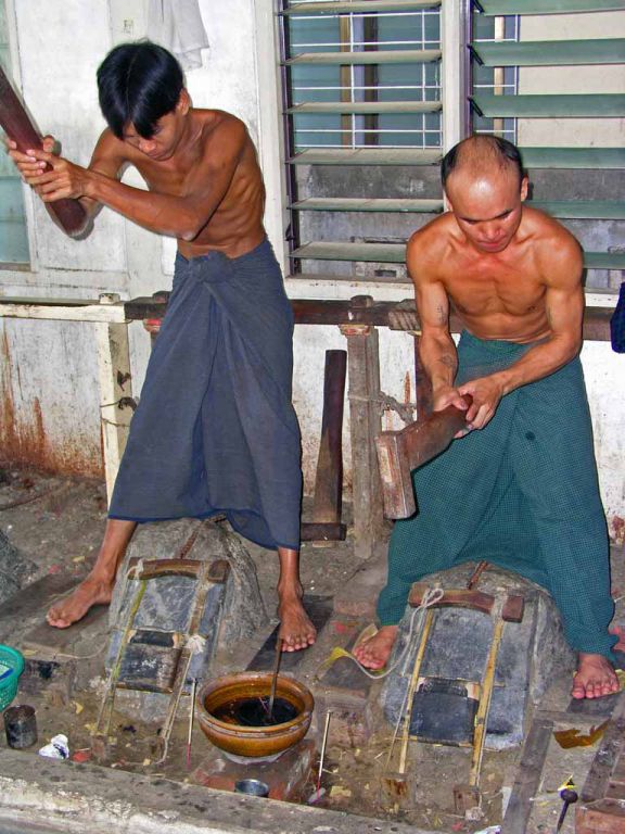 Mandalay, Goldschläger bei der Arbeit