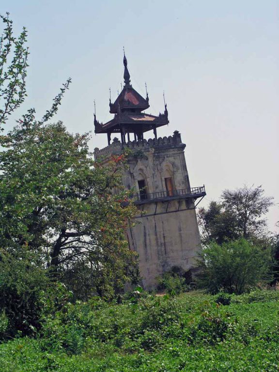 Inwa, der schiefe Turm von Burma, der Nanmyin Turm