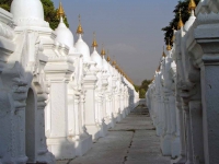 Mandalay, in der Kutho-daw-Pagode, "dem größten Buch der Welt"