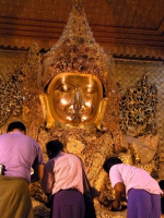 Mandalay, der "Blattgoldbuddha" in der Mahamuni Pagode