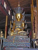 Buddhastatue im Kloster der springenden Katze, dem Nga Phe Chaung