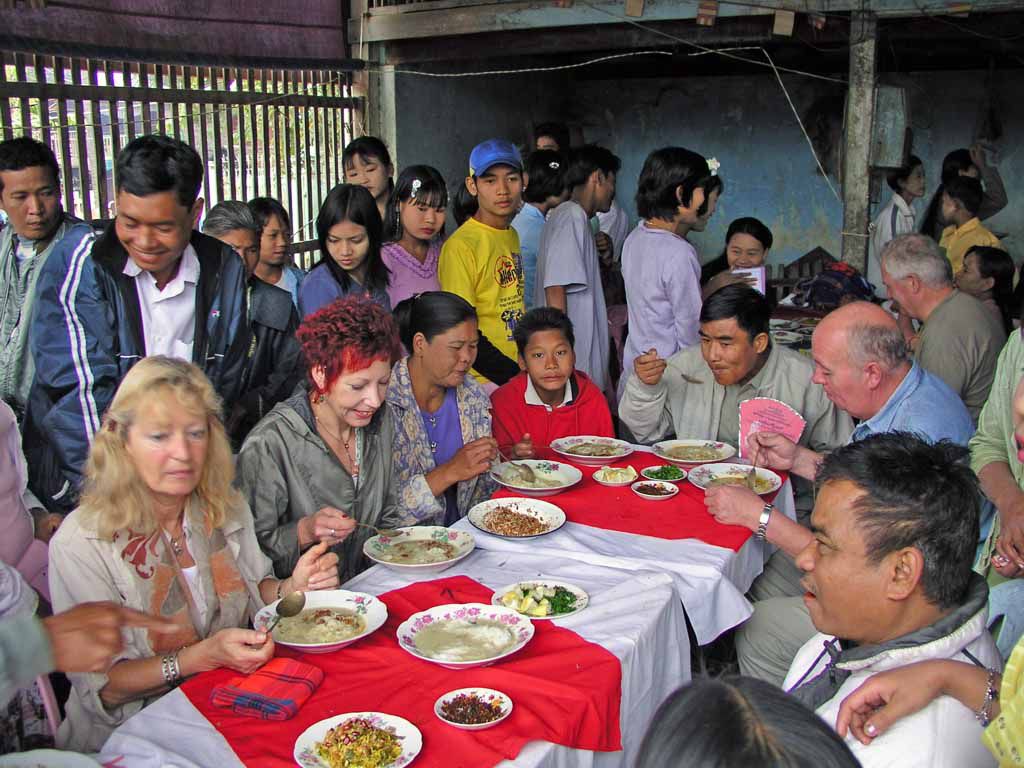 Monywa, gemeinsames Essen auf einer Hochzeitsfeier
