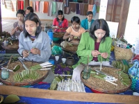 Inle See, Frauen bei der Zigarettenfertigung