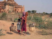 Bagan, Frau mit Kindern
