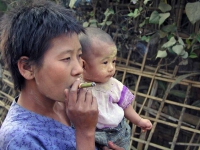 Mrauk U, Mutter mit Kind und Zigarette
