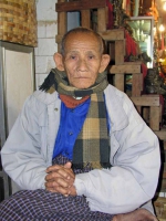 Mandalay, alter Mann in der Mahamuni Pagode