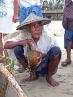 Ngwe Saung, alter Mann am Strand wartet auf Essen