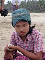 Ngwe Saung, junge Frau am Strand mit dem Ergebnis eines Fischfanges