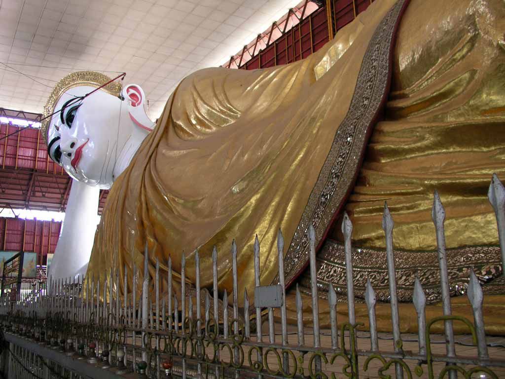 Yangon, liegender Buddha in der Kyauk Htat Kyi Pagode