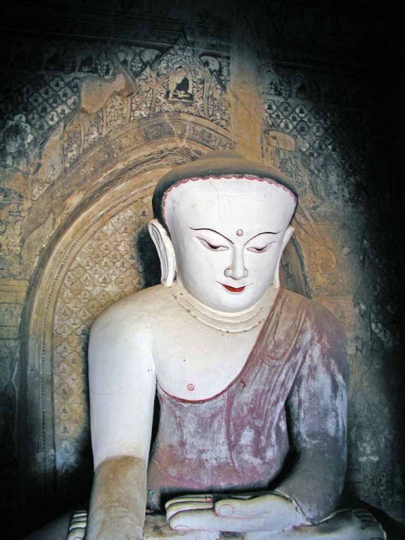 Bagan, alte Buddhastatue