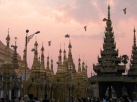 Yangon, Sonnenuntergang über der Shwedagon-Pagode