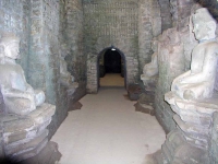 Mrauk U, Buddhastatuen im Koe-Thaung Tempel
