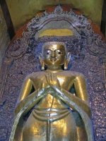 Bagan, Buddhastatue im Ananda Tempel