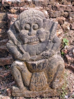 Mrauk U, Statue am Koe-Thaung Tempel