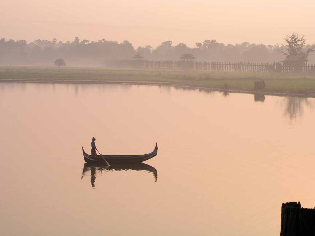 Amarapura / Mandalay, Sonnenaufgang über dem Taungthaman See