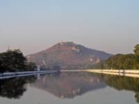 Mandalay, Blick vom Wassergraben am alten Königspalast in Richtung Mandalay Hill