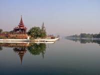 Mandalay, Blick vom Wassergraben am alten Königspalast in Richtung Mandalay Hill