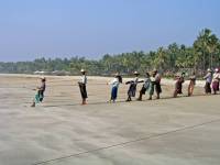 Ngwe Saung, die Dorfgemeinschaft beim gemeinsamen Fischen und Verteilen