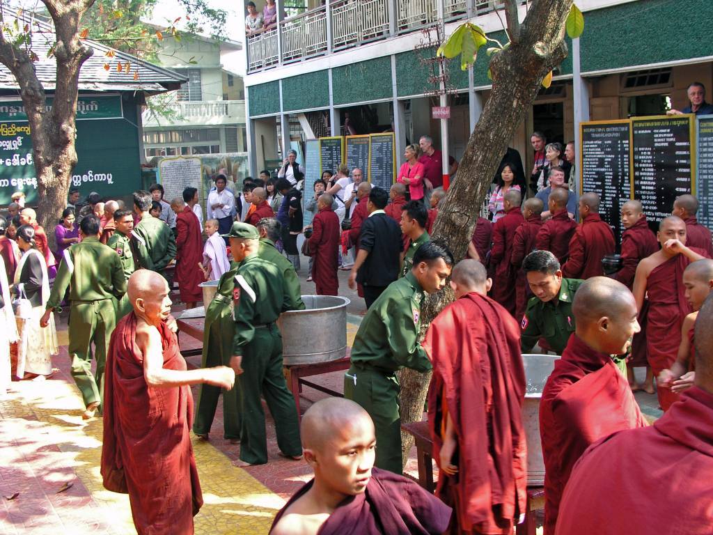 Amarapura, Mönchsspeisung im Mahagandhayon Kloster