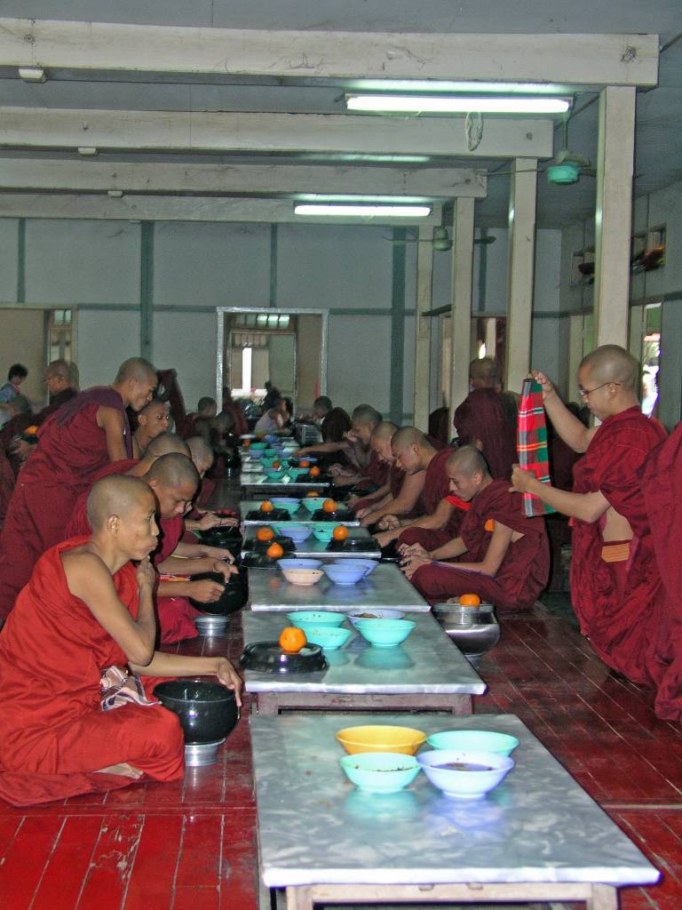 Amarapura, Mönchsspeisung im Mahagandhayon Kloster