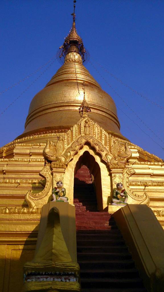 Mandalay, in der Kuthodaw Pagode