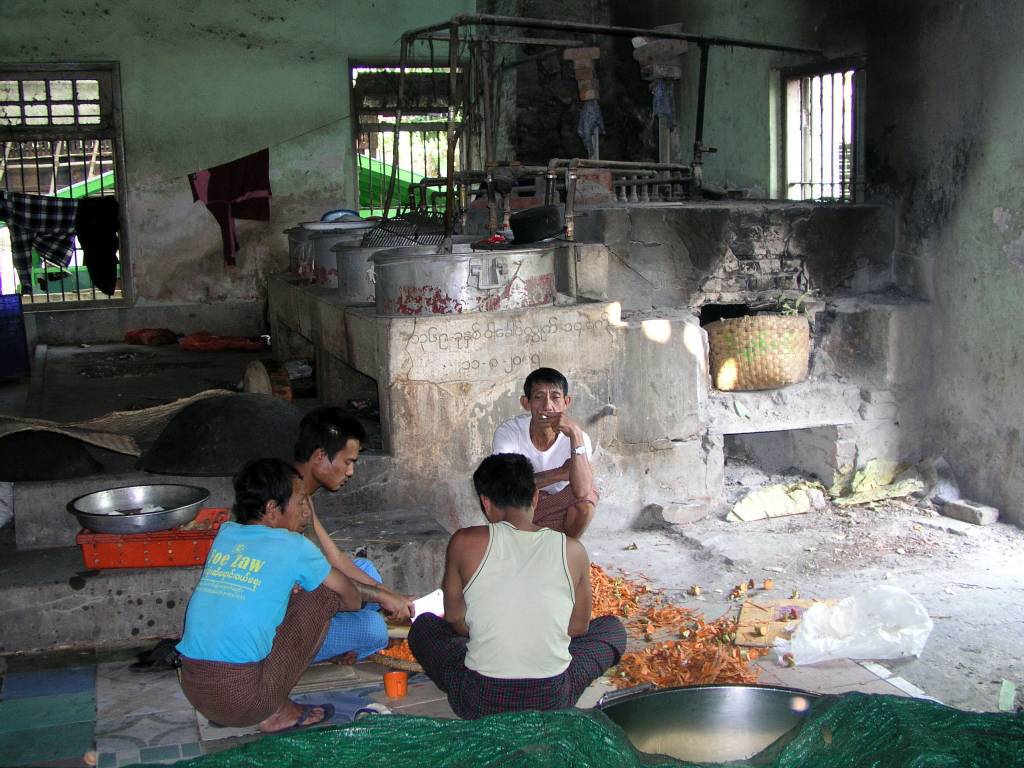 Amarapura, Mönchsspeisung im Mahagandayon Kloster, Küche