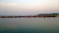 Amarapura, Taung Tha Man See, Touristen warten auf den Sonnenuntergang