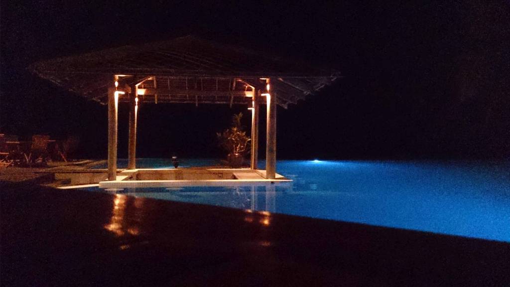 Ngwe Saung, Palm Beach Hotel, Pool bei Nacht