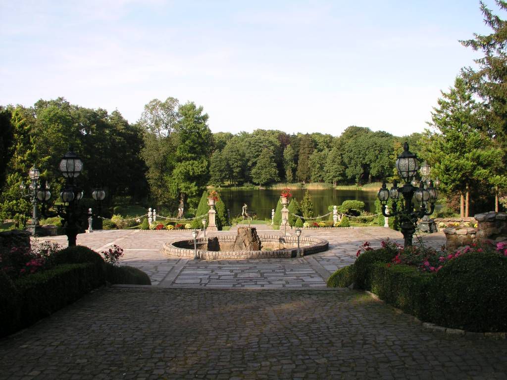 Streckenthin / Schwessin (Strzekęcino / Świeszyno), Hotel Bernsteinpalast, Gartenanlage